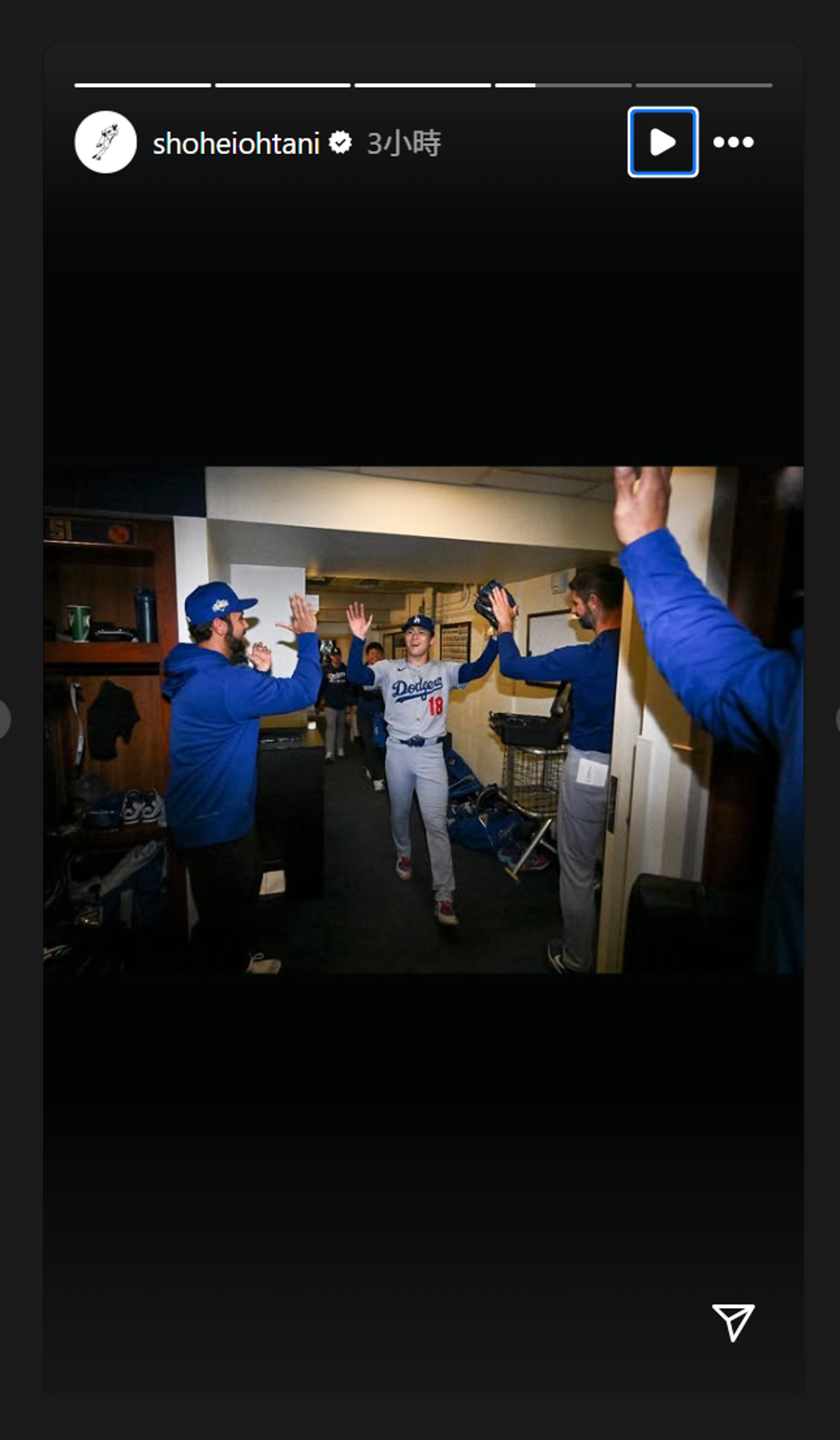 大谷在個人IG分享山本由伸接受隊友祝賀的照片。圖/翻攝自shoheiohtani IG