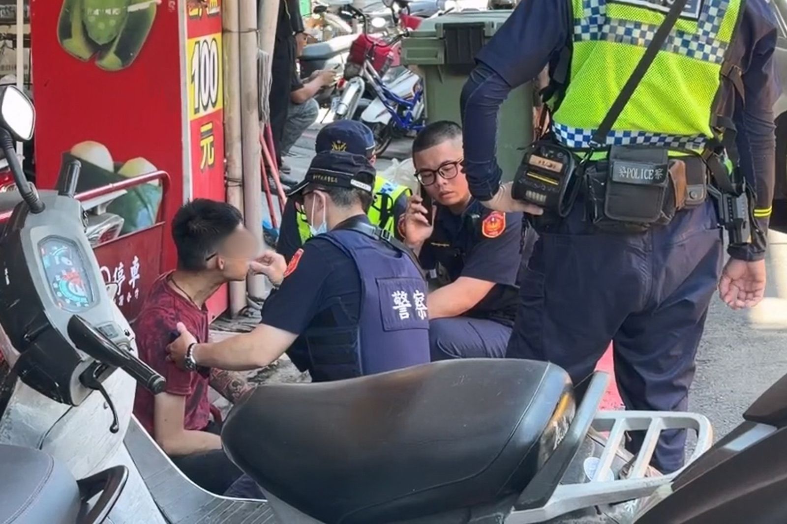 警方以唾液快篩進行毒品測試，五分鐘後結果出爐，楊姓男子呈現陽性反應。民眾提供