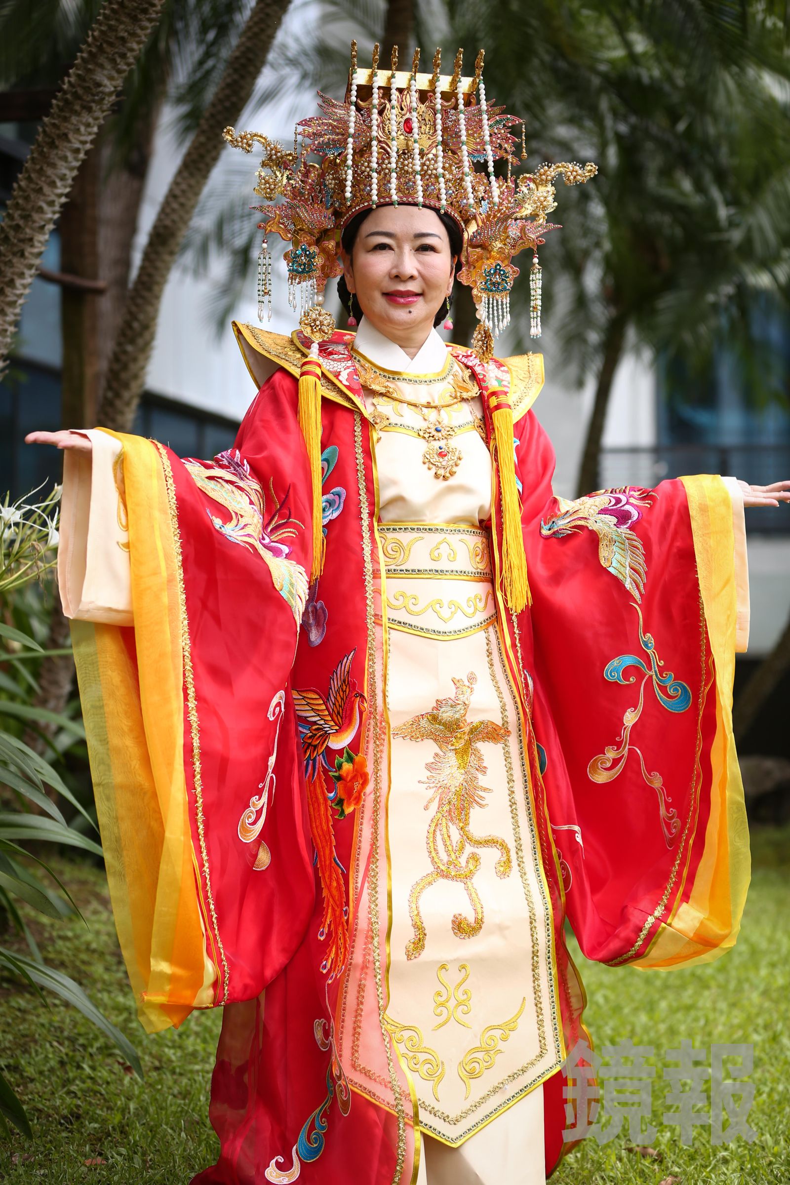 張秀卿身穿媽祖娘娘聖服現身。李鍾泉攝