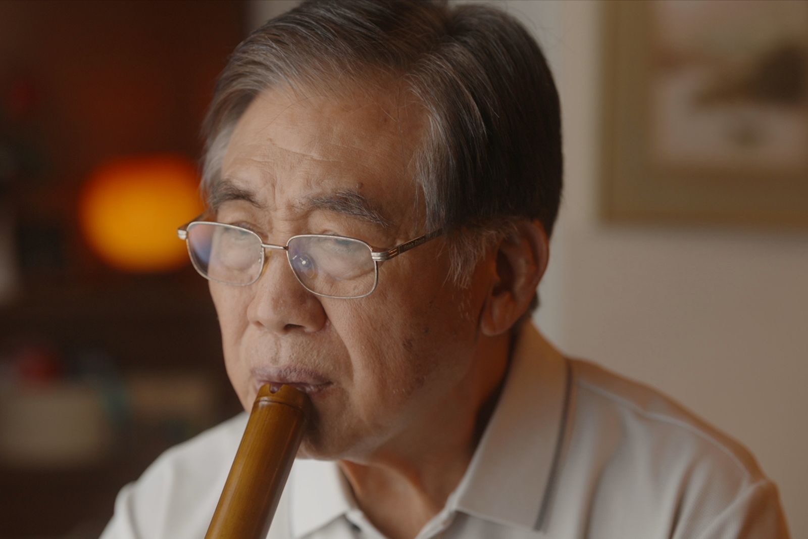78歲金鐘視帝洞簫吹出對「亡妻」思念 展現跨世代溫馨火花!與女星片場「互畫」被讚:有個性