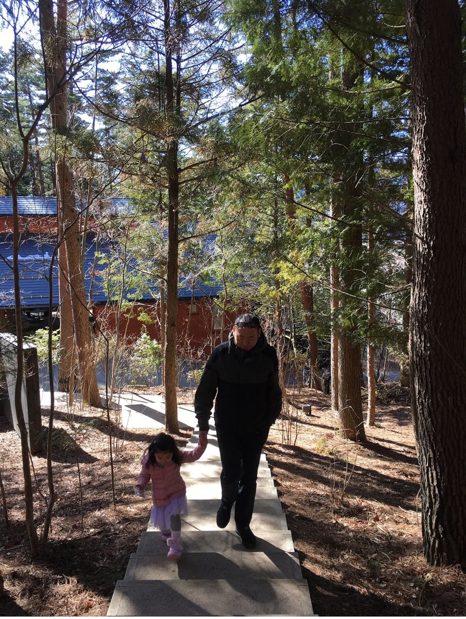 孫正華分享老公牽孩子的照片。翻攝孫正華臉書