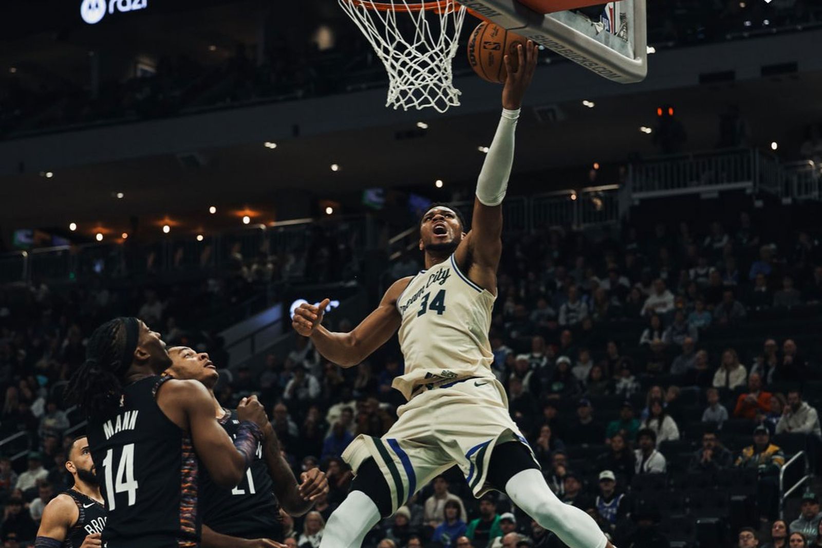 字母哥右小腿拉傷退場　轉播單位驚呼「不妙」憂跟腱傷勢