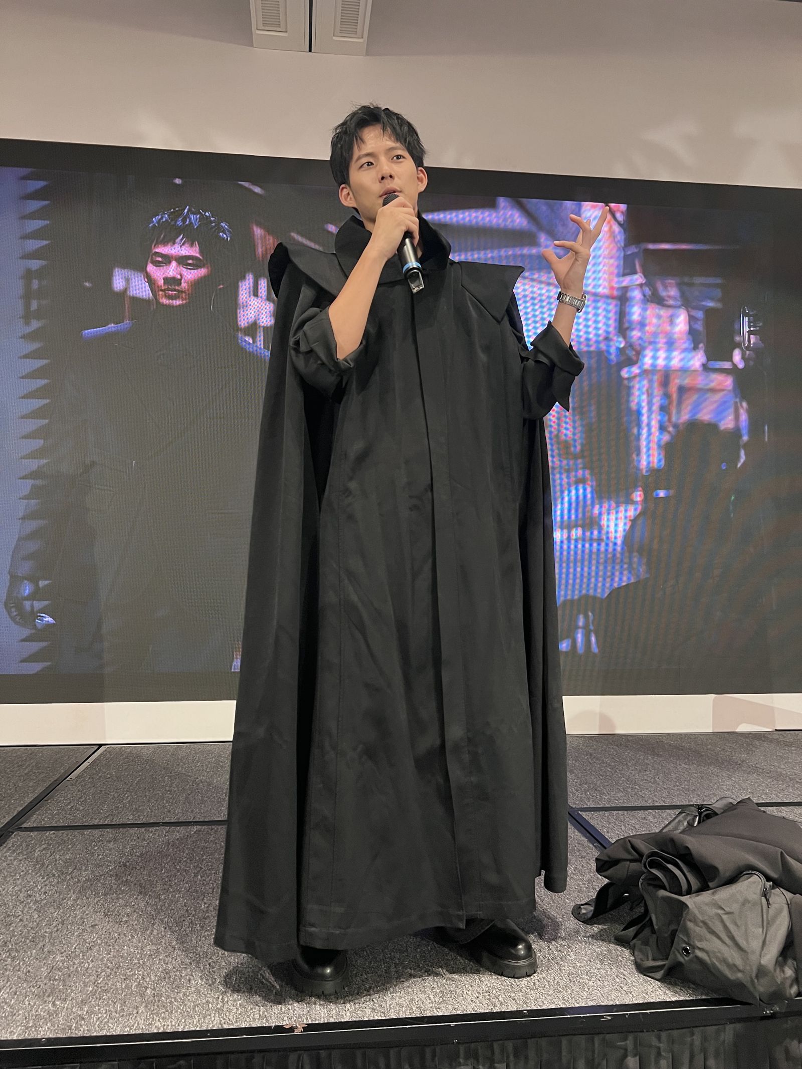 吳念軒在殺青酒上獲贈戲服。三匠影視提供