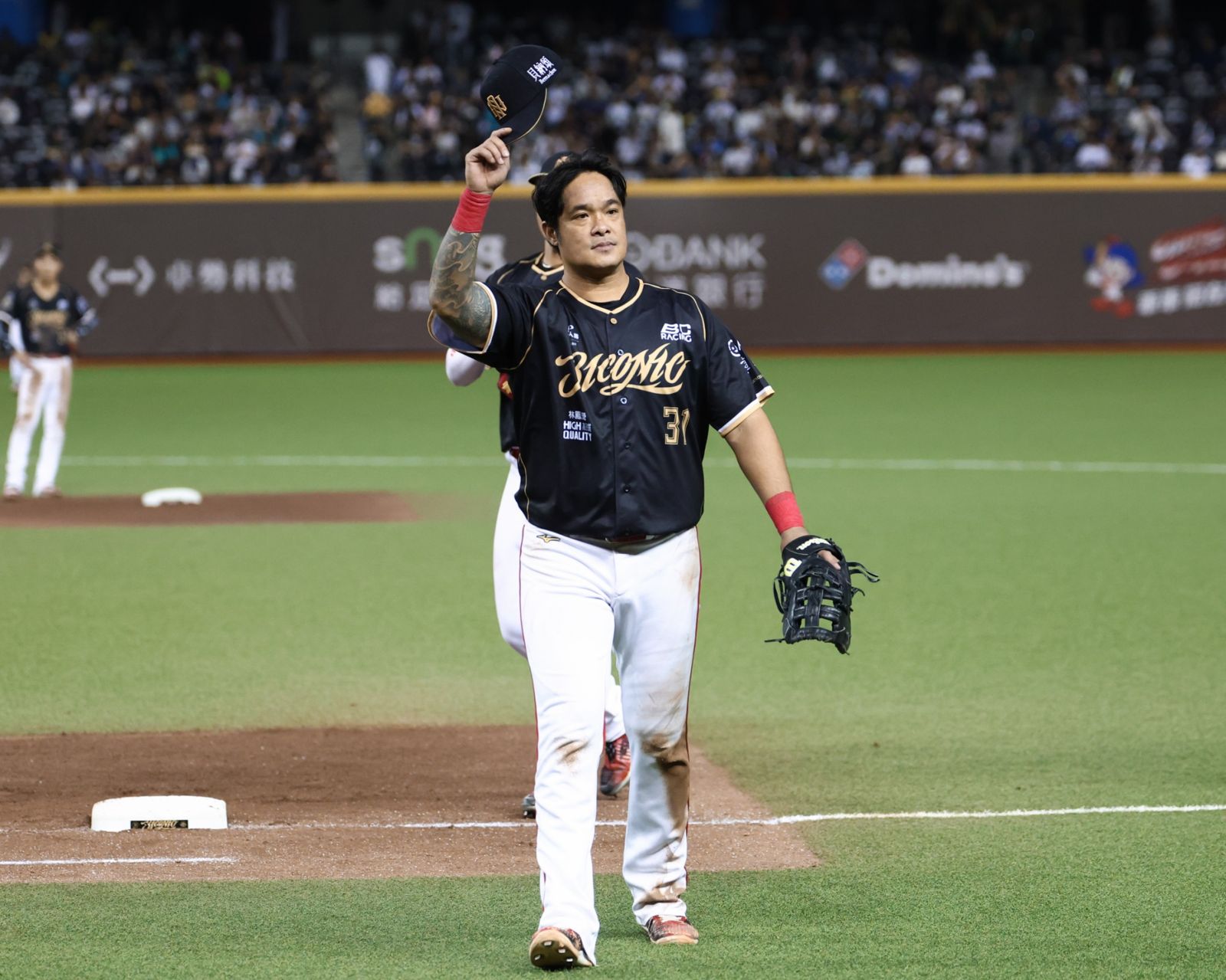 林智勝退場時,脫帽向全場球迷致意。圖/味全龍提供
