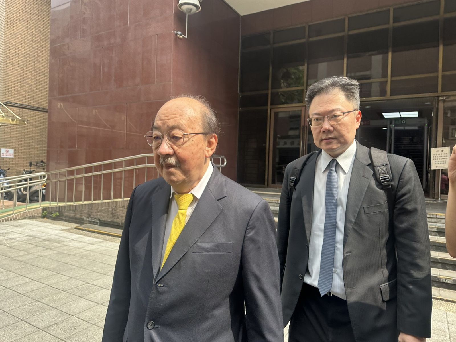 「怎麼可能拘提!」 拐杖噴飛擊中徐巧芯 柯建銘今現身北院...1分鐘結束庭訊