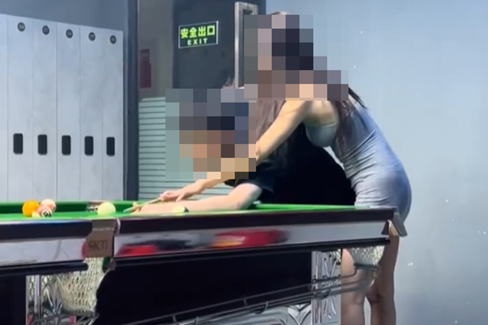 中國種球館設置「助教服務」陪玩。圖/翻攝自微博