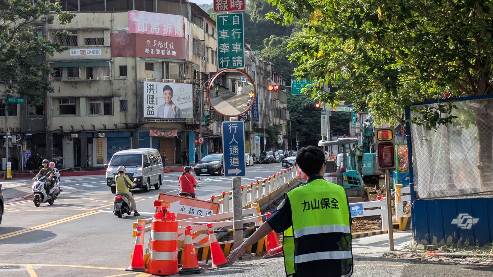 本基地參與都更,即將拆除?多年後招牌都褪色了,居民還要等多久。圖/作者提供