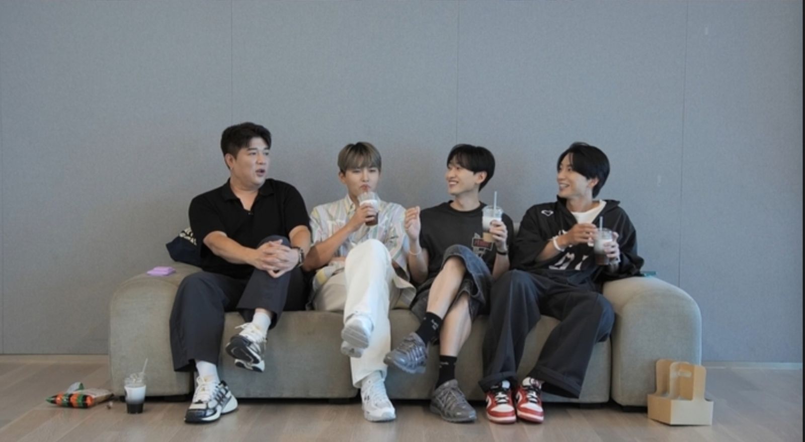 利特(右起)與銀赫、厲旭、神童在巡演練習中閒聊。翻攝TV CHOSUN