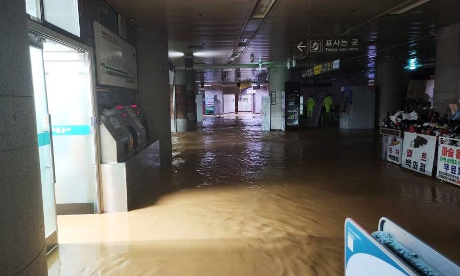 韓國連日暴雨侵襲,導致多地淹水,其中又以慶尚南道山清郡災情最為慘重。圖/翻攝自X/@Minhyungbae