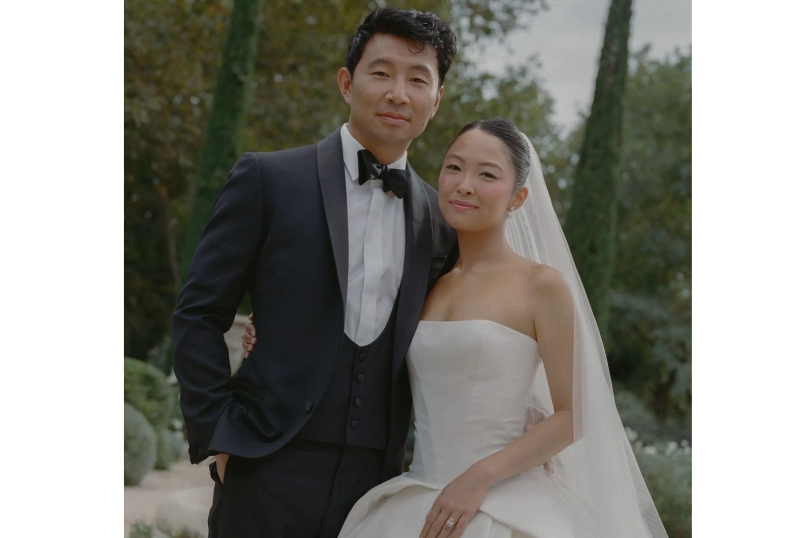劉思慕在南法舉行婚禮,新娘特地選穿台灣姊妹花設計師創立的頂級婚紗品牌Nicole + Felicia,紀念自己來自台灣。圖/翻攝自simuliu IG