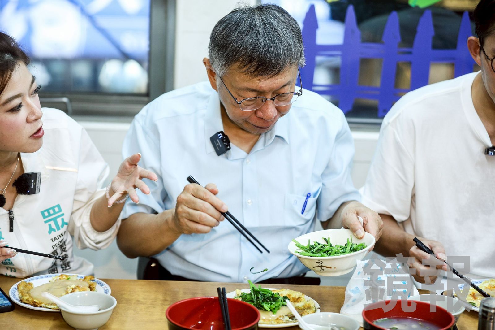 柯文哲逛夜市直接端走吃素參選人青菜！遭網友嘲諷「餓鬼投胎」