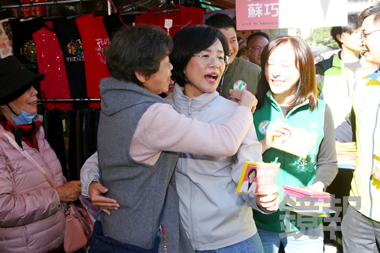 蘇巧慧今早前往蘆洲市場掃街拜年，不少鄉親熱情上前加油打氣。（圖／董孟航攝）