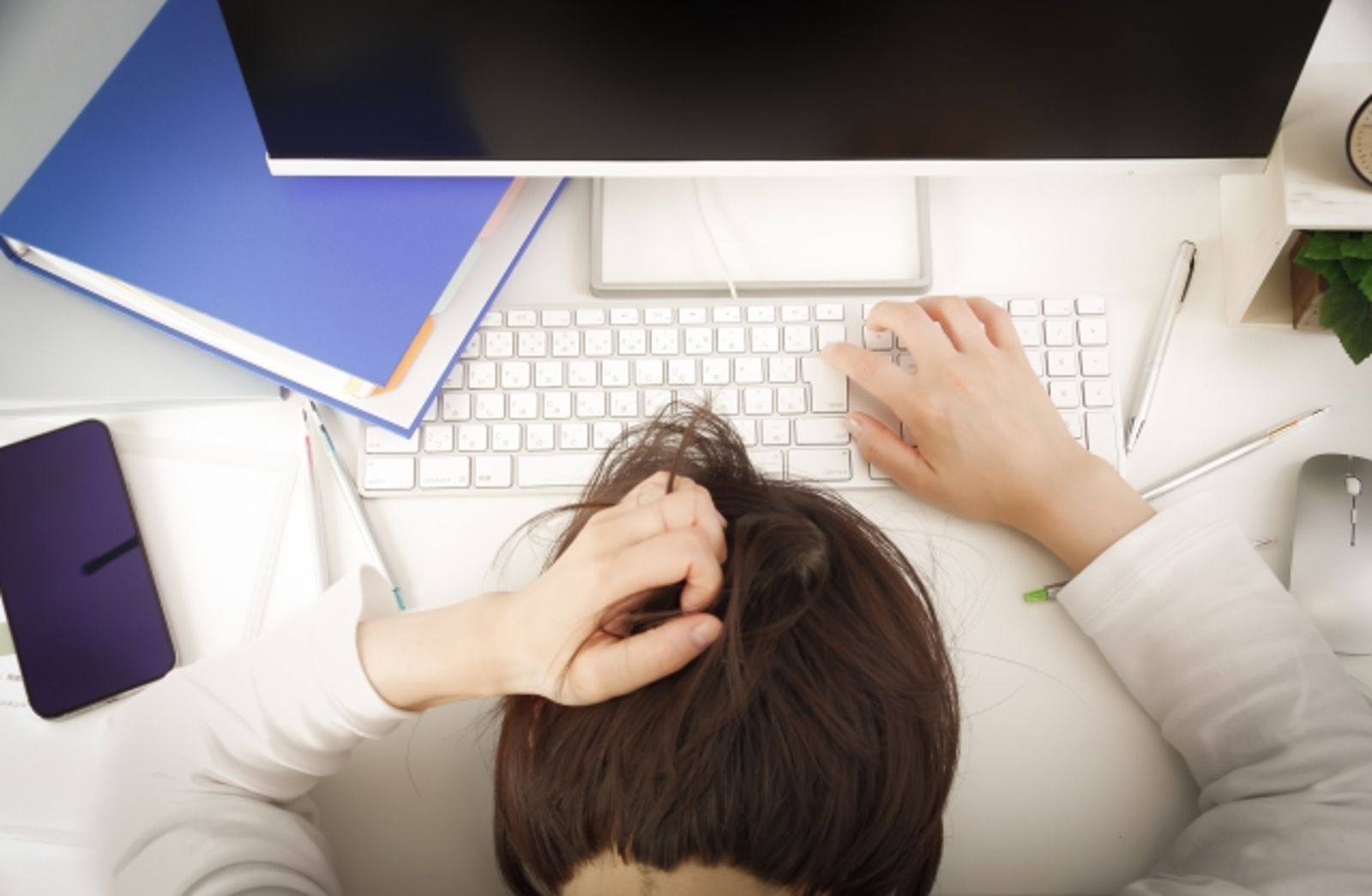 單親2寶媽上班半年請假2年仍領百萬薪 公司驚覺她「任3份全職工」氣炸開告!法院判了