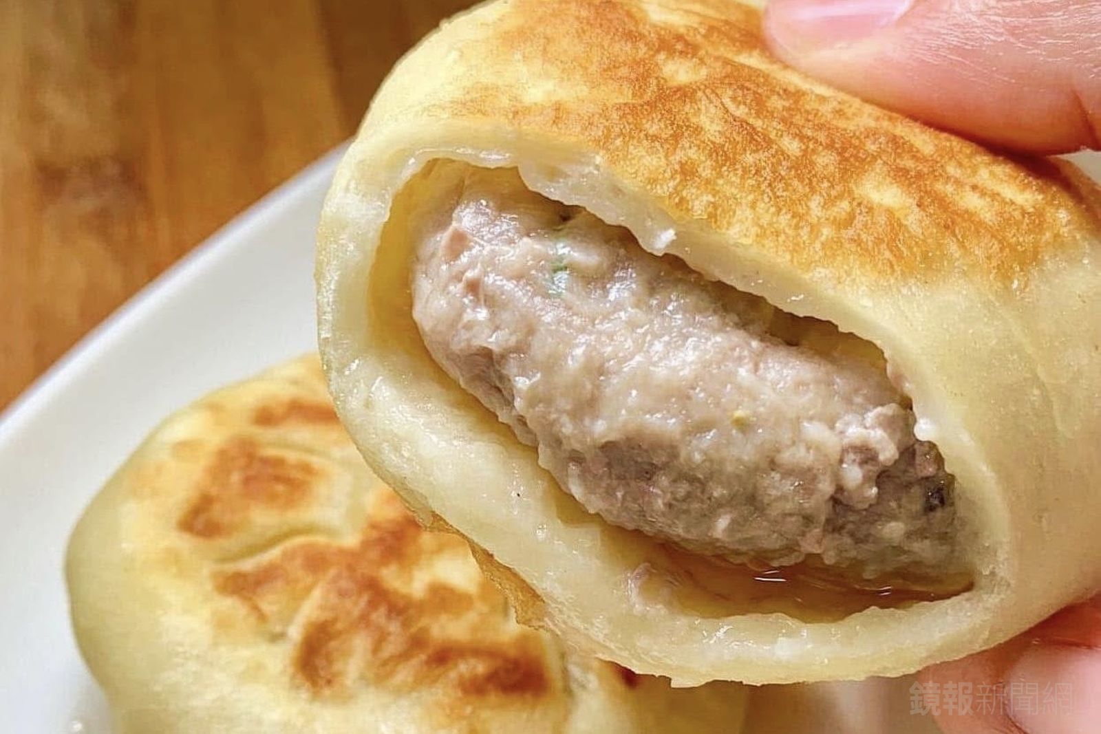 比小籠包還會噴汁！巧房餡餅的牛肉餡餅讓人一吃上癮