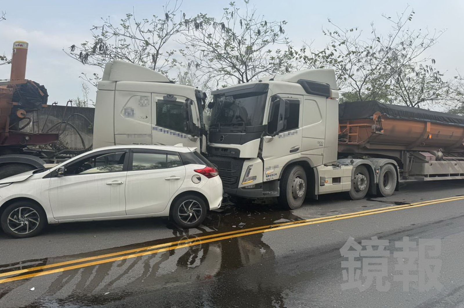 4車撞一團,造成1死2傷,事故原因待查。民眾提供