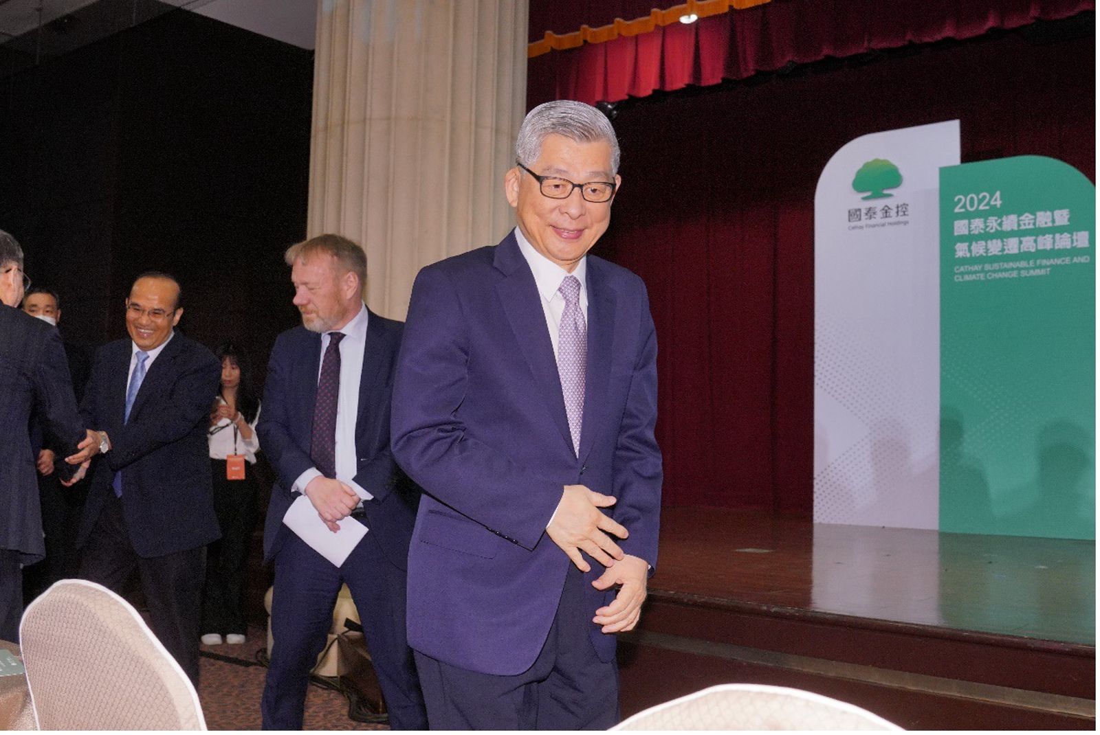 國泰金控董事長蔡宏圖內歛、務實,蔡宗翰跟父親相似,但比起父親又沒那麼嚴肅。(鏡週刊提供)