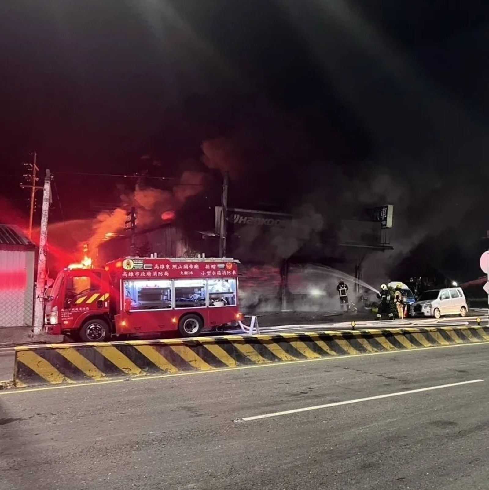 高雄大樹汽修廠深夜爆炸火警　母困鐵皮屋喪命　兒趕抵哭倒火場