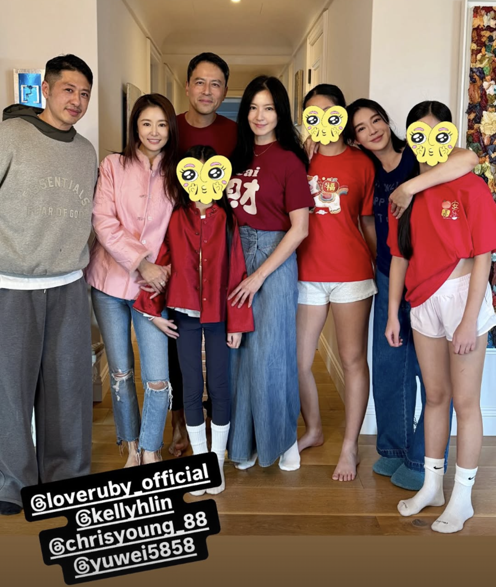 林心如（左二）帶女兒出席聚會，成為網友討論焦點。翻攝IG @kate_chaochao