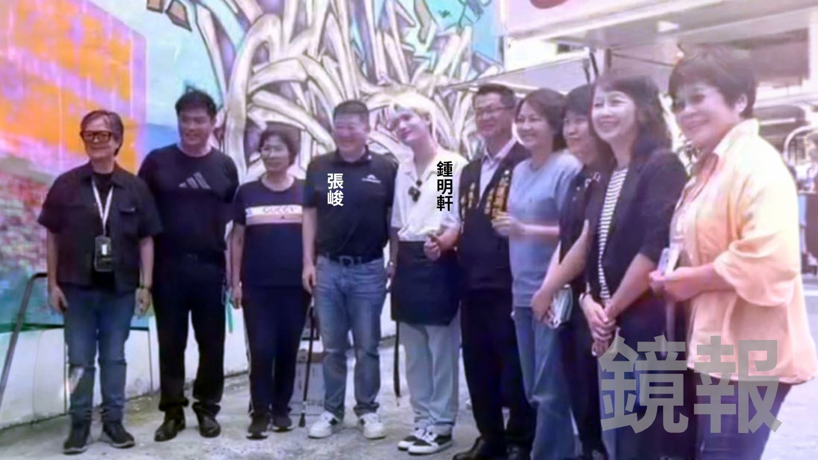 獨家/政治敏感度0!鍾明軒花蓮賣雞蛋糕 張峻、綠議員合照惹火台派「百人群組退光光」
