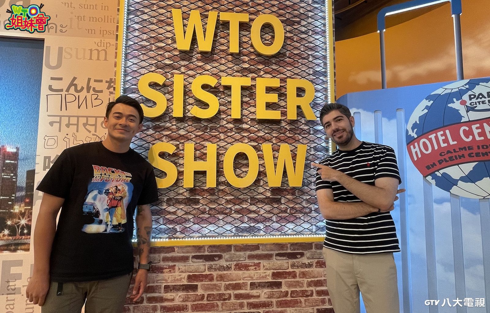 融融(左)和圖佳(右)到《WTO姐妹會》分享出國旅遊的紀念品。八大電視提供