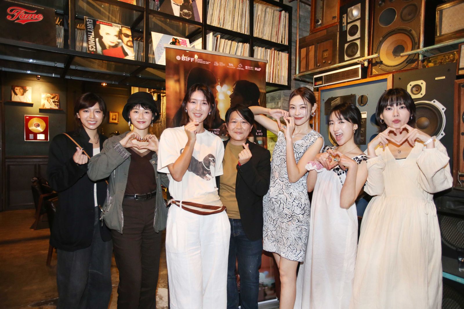 《女孩不平凡》組「女神聯盟」釜山映後派對。陳孟琪（左起）、鄧濤、余香凝 、導演徐欣羨、劉漪琳、許恩怡、廖子妤。綺影發行提供