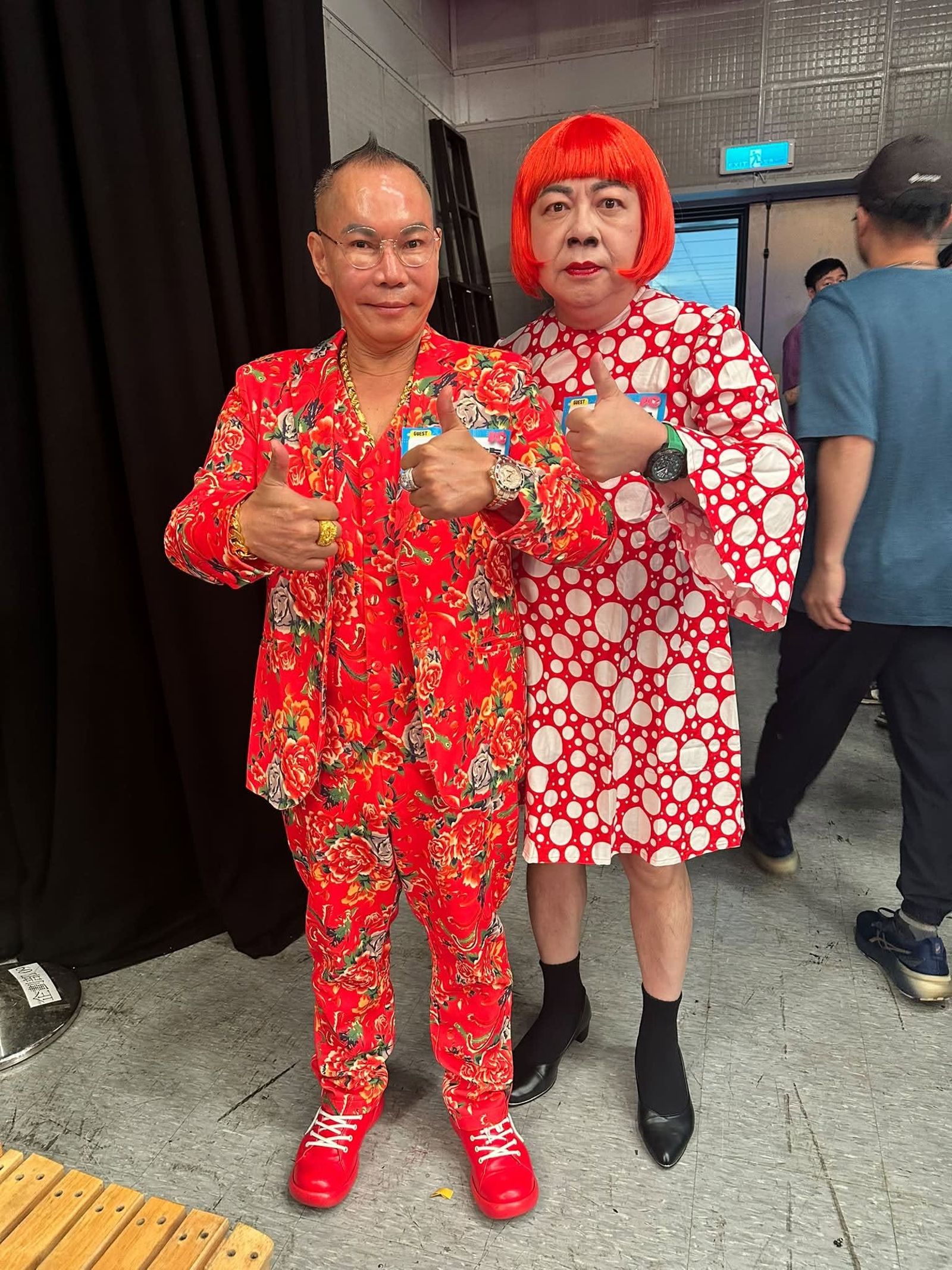 董至成(右)2週前才扮成草間彌生。翻攝董至成臉書