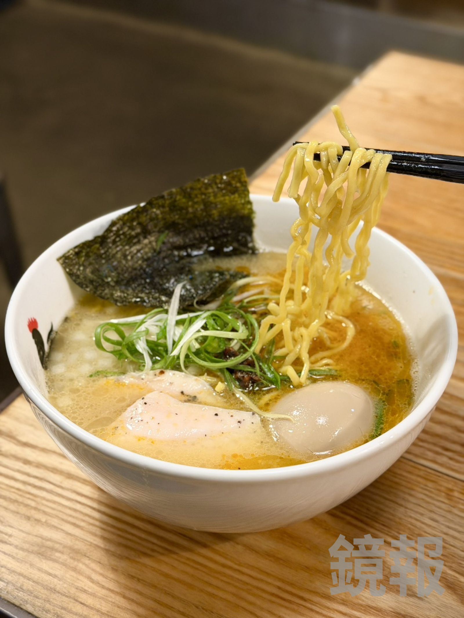 「鳥人辛白湯拉麵」湯頭濃而不膩,也無雞腥味,雞叉燒口感軟嫩,捲麵嚼勁十足。(220元/份)