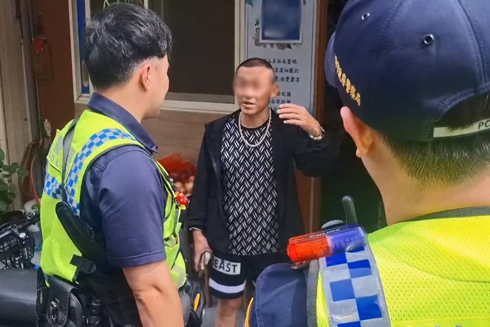 民眾屢遭隔鄰監視器畫面檢舉，狂吞交通違規罰單，警員也來關切。民眾提供