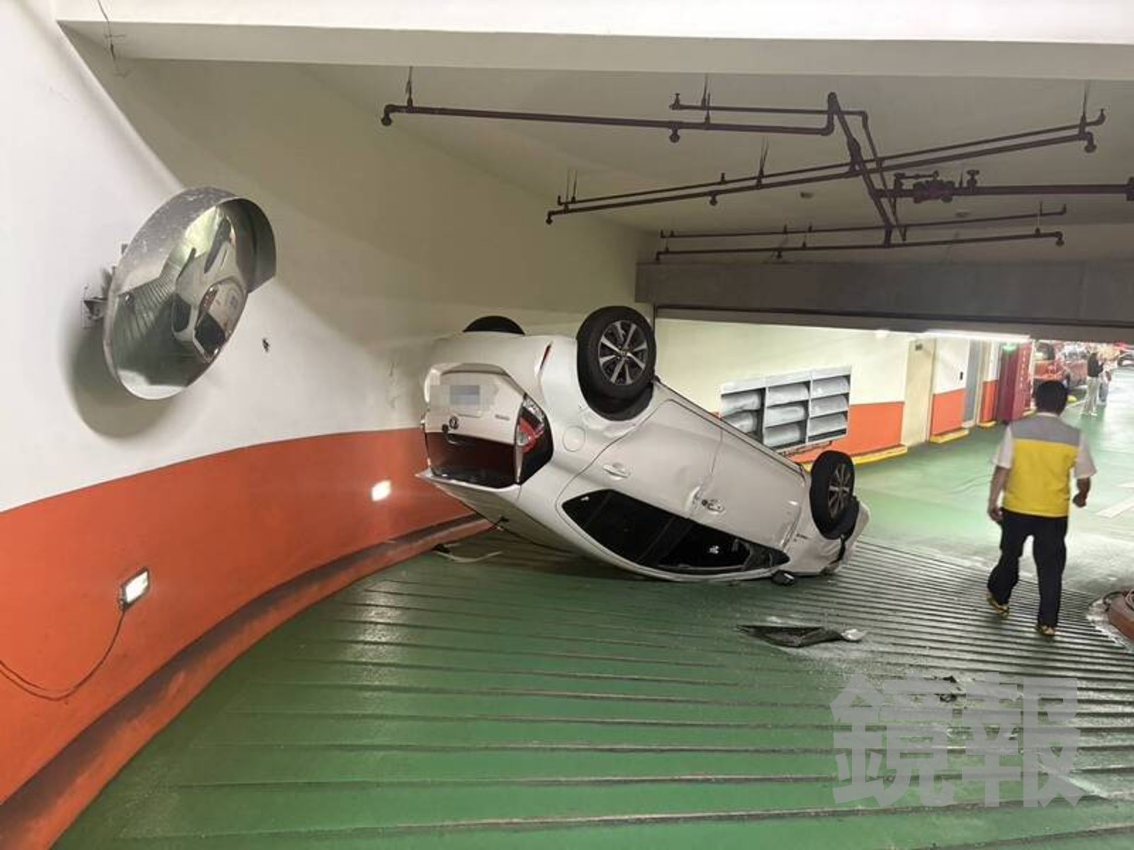 開車進停車場竟滾落車道四輪朝天　網熱議..原來是這樣翻的