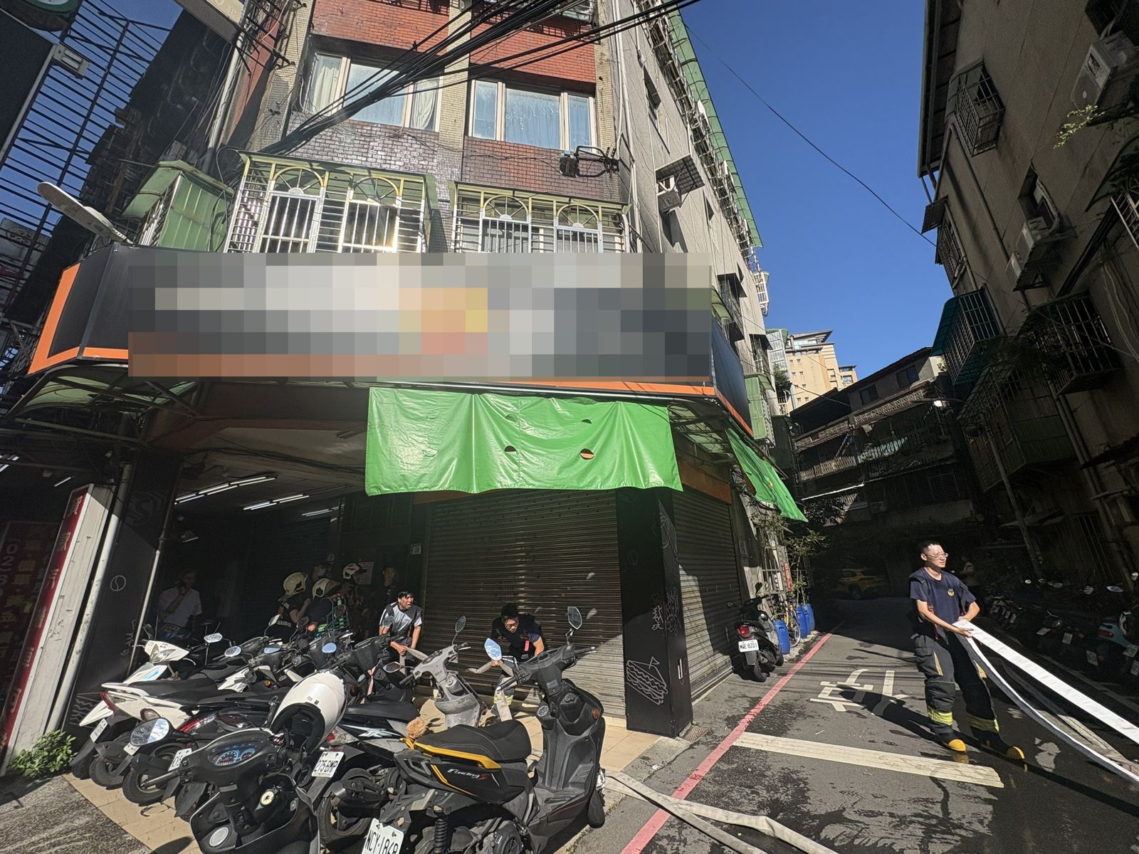 太驚悚!床墊起火燒成焦黑 板橋20歲男「來不及逃」倒臥房間...救出已無生命跡象