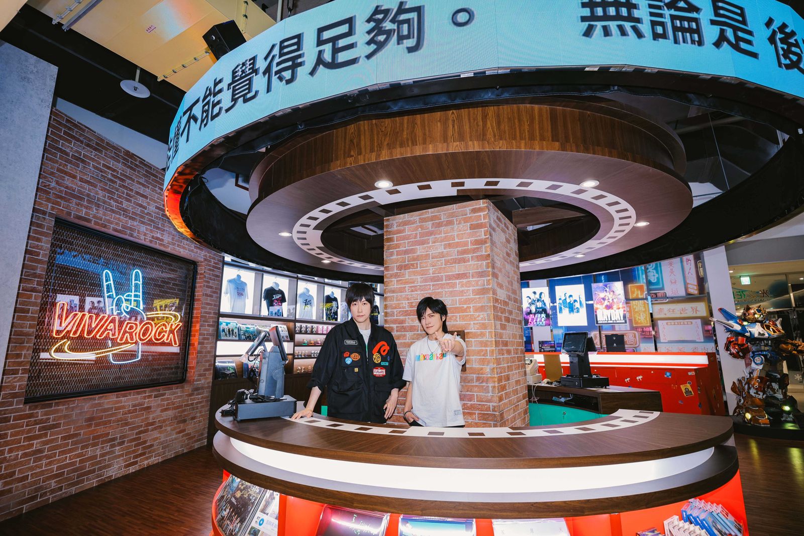 怪獸與阿信日前參觀MAYDAYLAND限定展。相信音樂提供