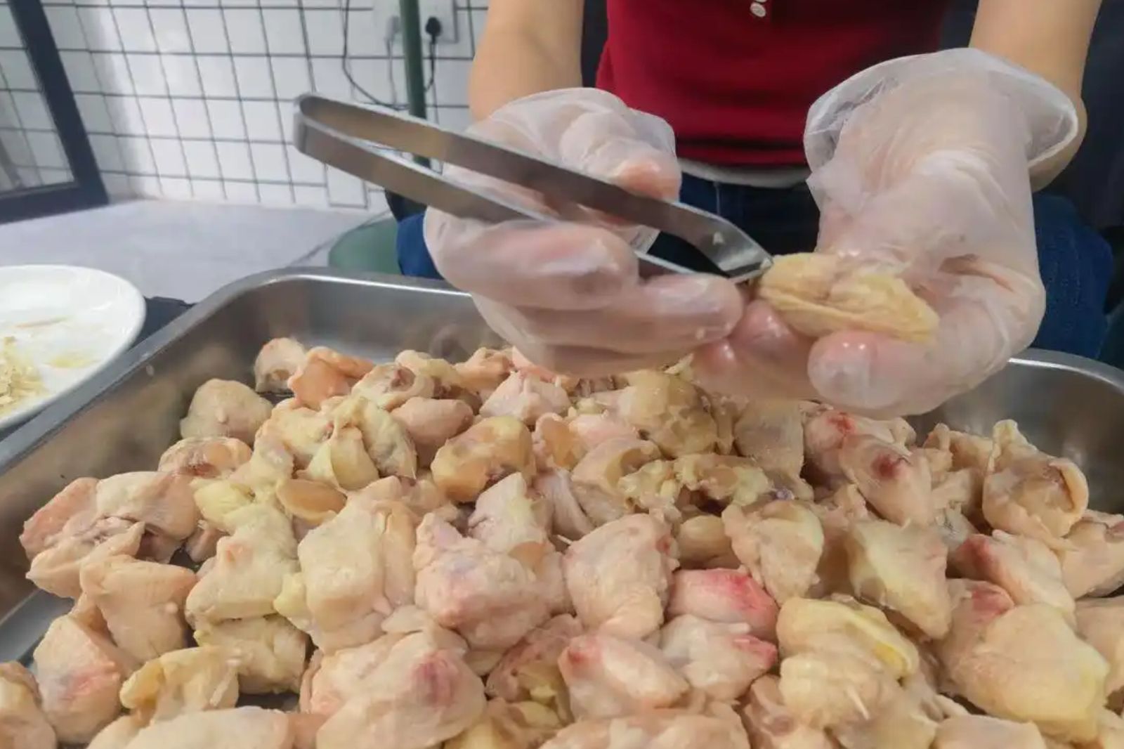 幫雞屁股拔毛影片最高觀看人數超過500萬人。圖／翻攝紅星新聞