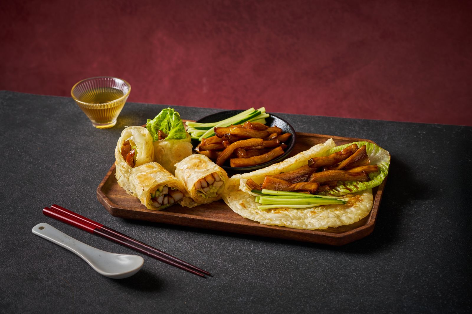 「京醬若絲捲餅」用酥脆杏鮑菇絲拌京醬，包入生菜與小黃瓜，醬香濃郁、口感多層次。（320元／份）