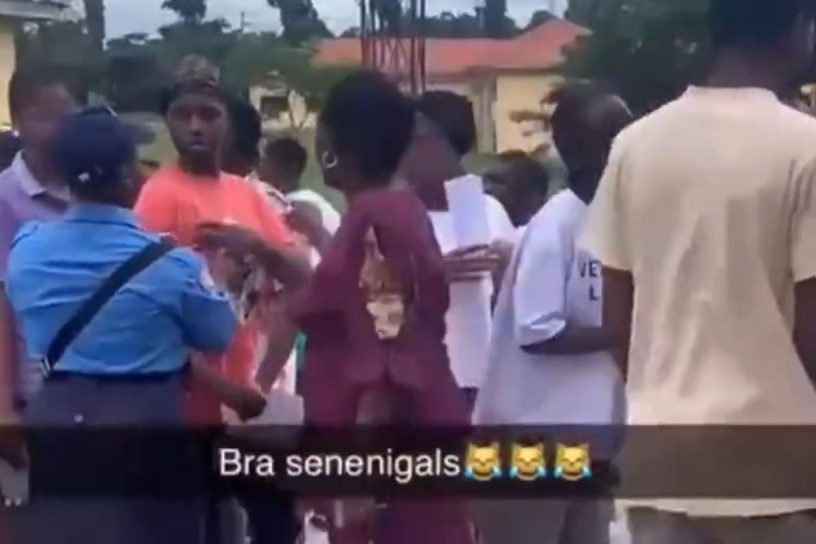 女大生「不穿胸罩」就不能考試！奈及利亞大學挨轟性騷擾