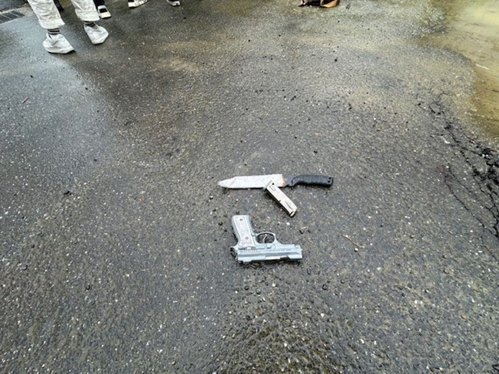 警方查獲槍械和藍波刀。翻攝畫面