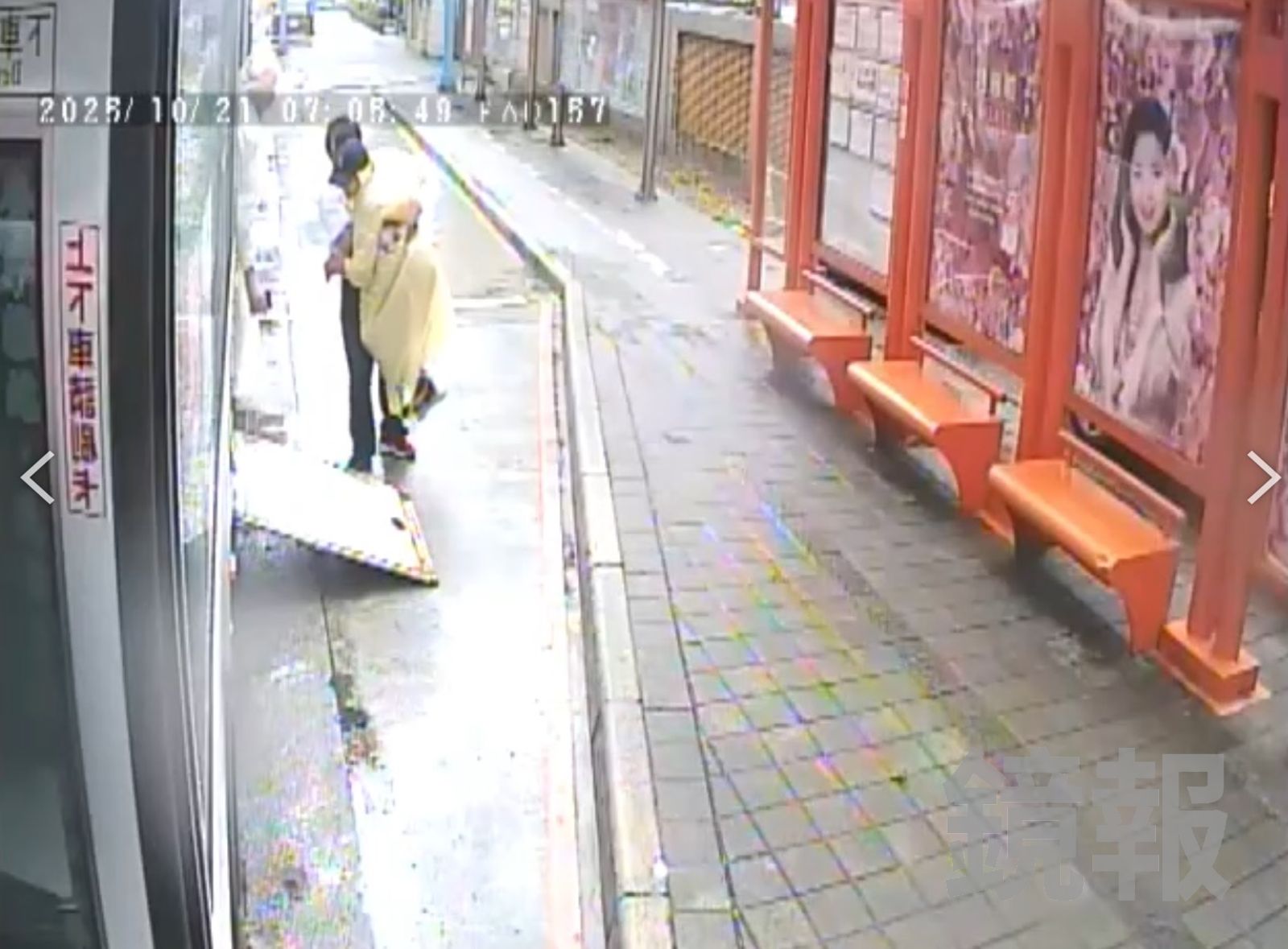 地表最MAN公車司機!不忍老婦雨中爬行直接抱上車 桃客毆學生成強烈對比