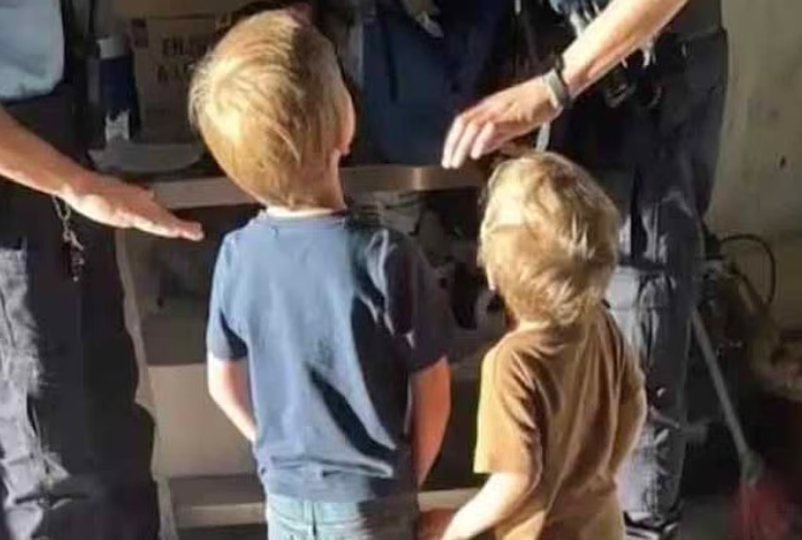 媽說要玩遊戲…5歲哥帶3歲弟「矇眼闖森林」竟是被丟包!背包曝光疑早有預謀