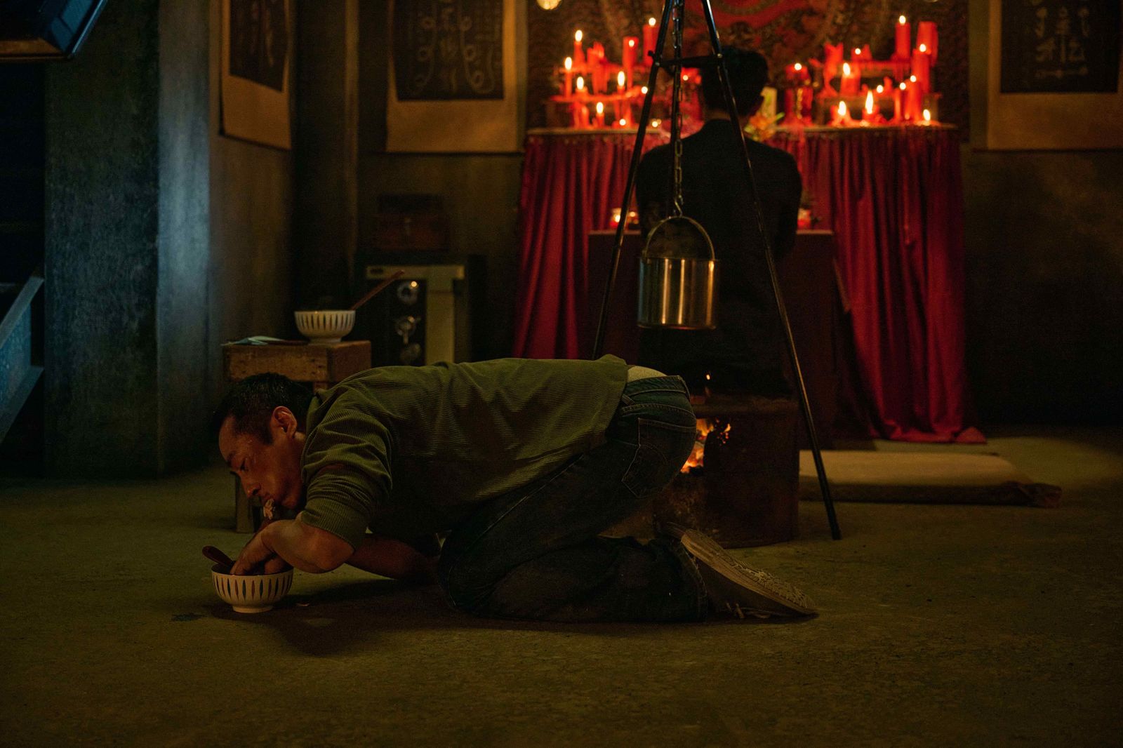 莊凱勛《祭弒》提議跪地吃肉，嚇壞導演。威視電影提供