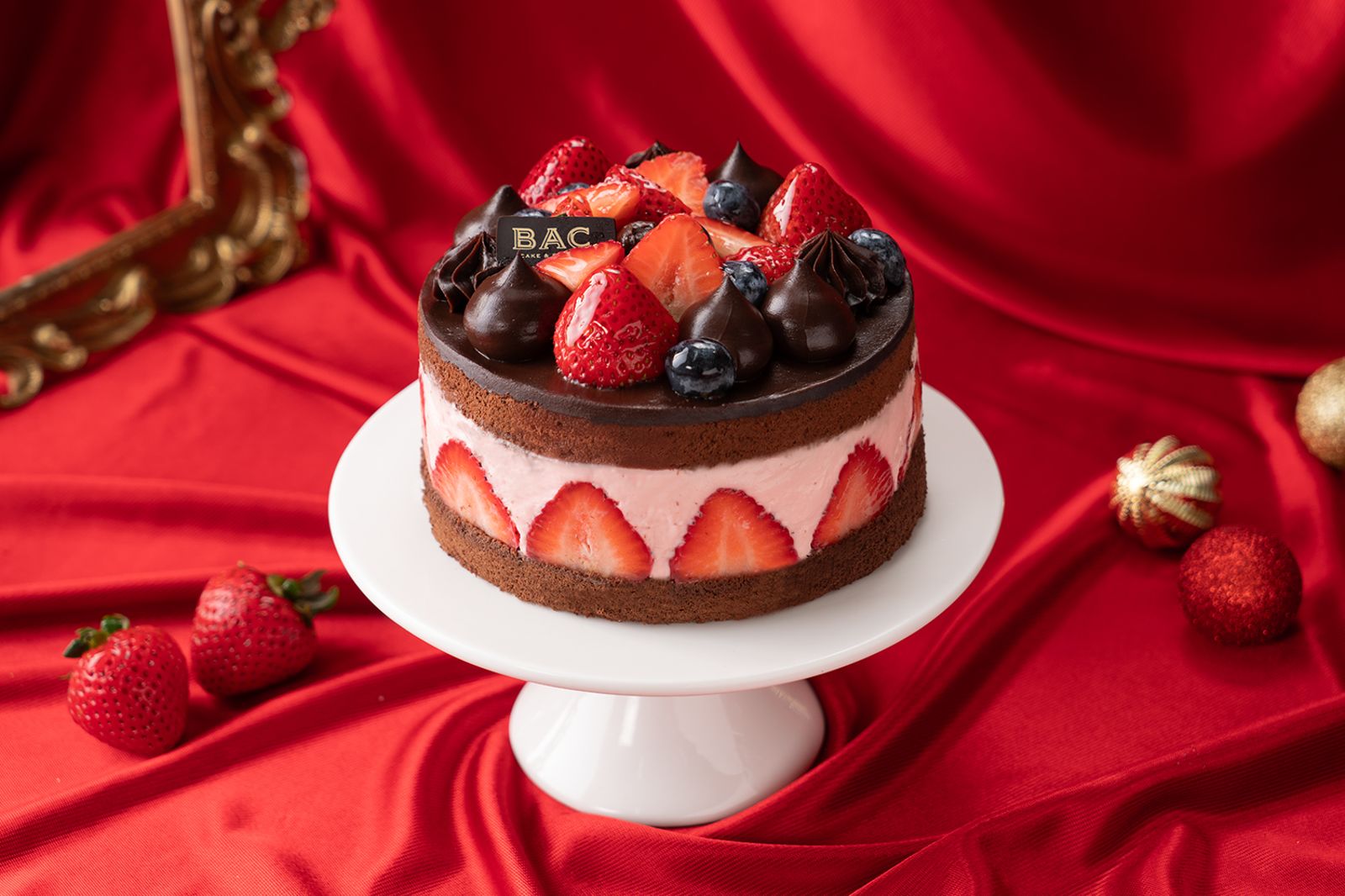 「覆盆莓草莓巧克力蛋糕」草莓大顆酸甜，很搭生巧克力餡的苦甜。（1,090元／顆，BAC供圖）