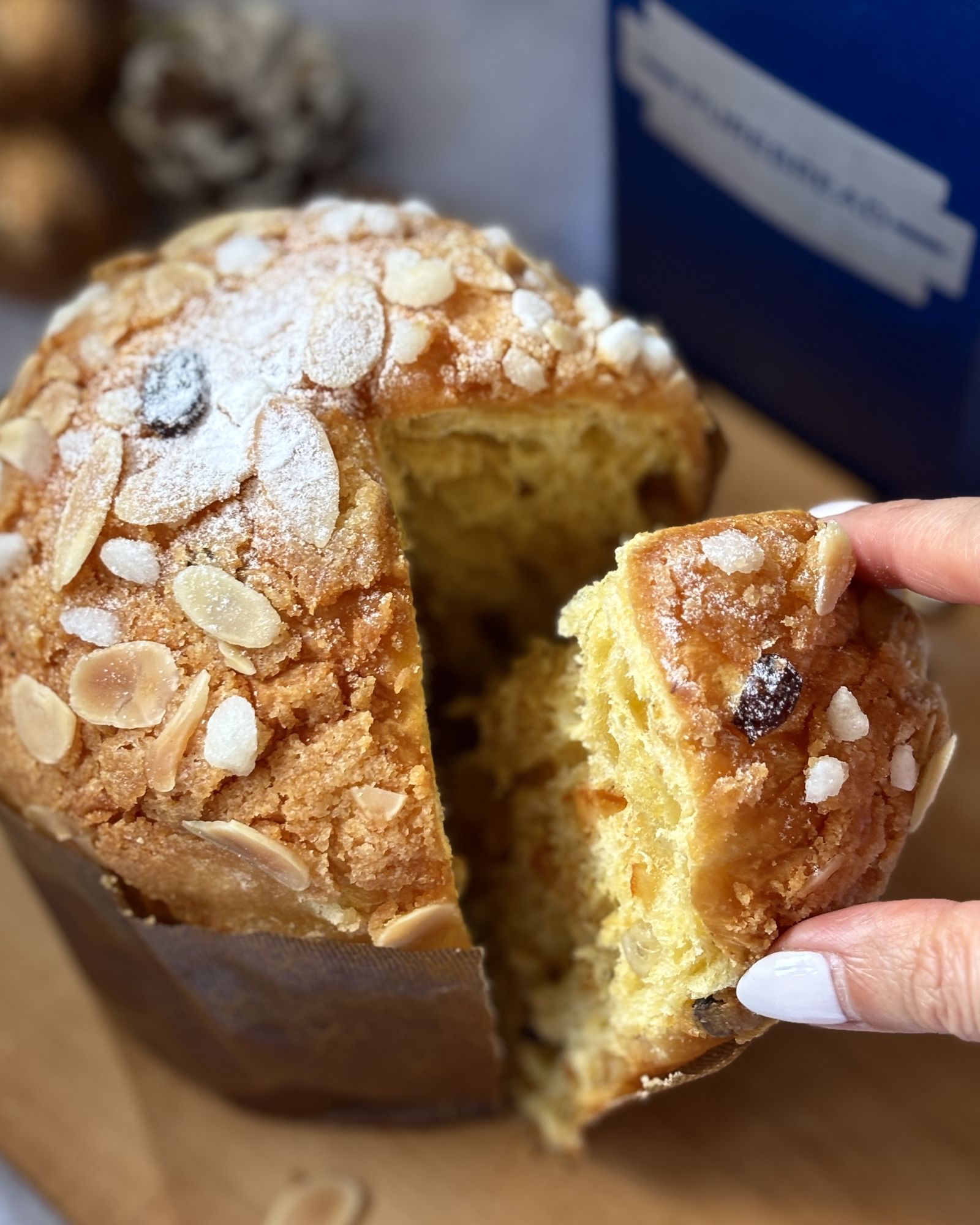 「經典水果」中的糖漬柑橘果乾浸酒3天,撕開麵包瞬間散發果味與酒香。(1,280元/個)