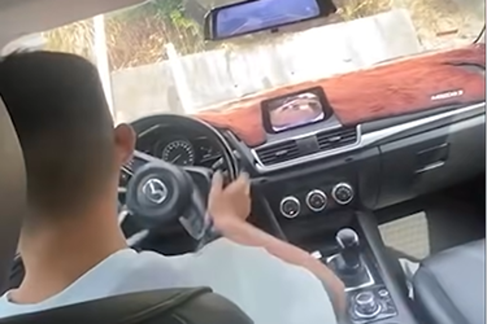 車內女子不斷尖叫、要駕駛加速。圖／翻攝自Wowtchout - 地圖型行車紀錄器分享平台 