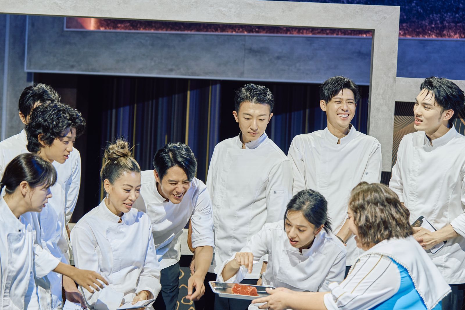 林予晞(左起)、白潤音、蔡詩芸、胡宇威、張懷秋、陳庭妮、李玉璽、主持人鍾欣凌、黃偉晉。明星廚助們搞笑反應埋下許多笑點及亮點。華視提供