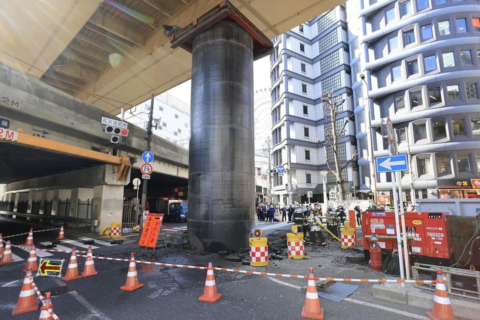 驚！大阪鬧區從地底冒出18公尺大巨柱　疑工程出包釀禍