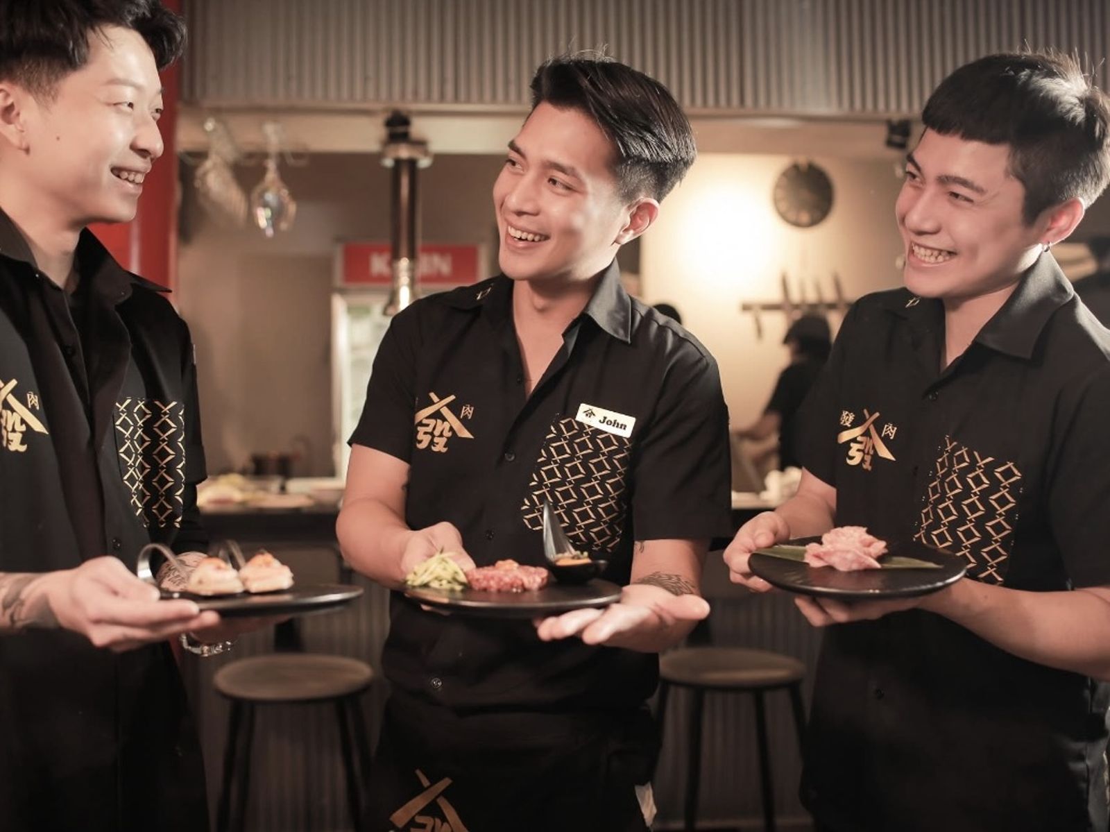 生日歌唱到一半「燒起來」!北市知名燒肉店仙女棒引燃衛生紙 店員竟責問顧客滅火動作