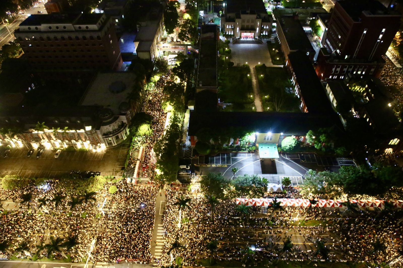 民眾不滿藍白強推法案,2024年發起「青鳥行動」包圍立法院。(資料照片/鏡週刊提供)