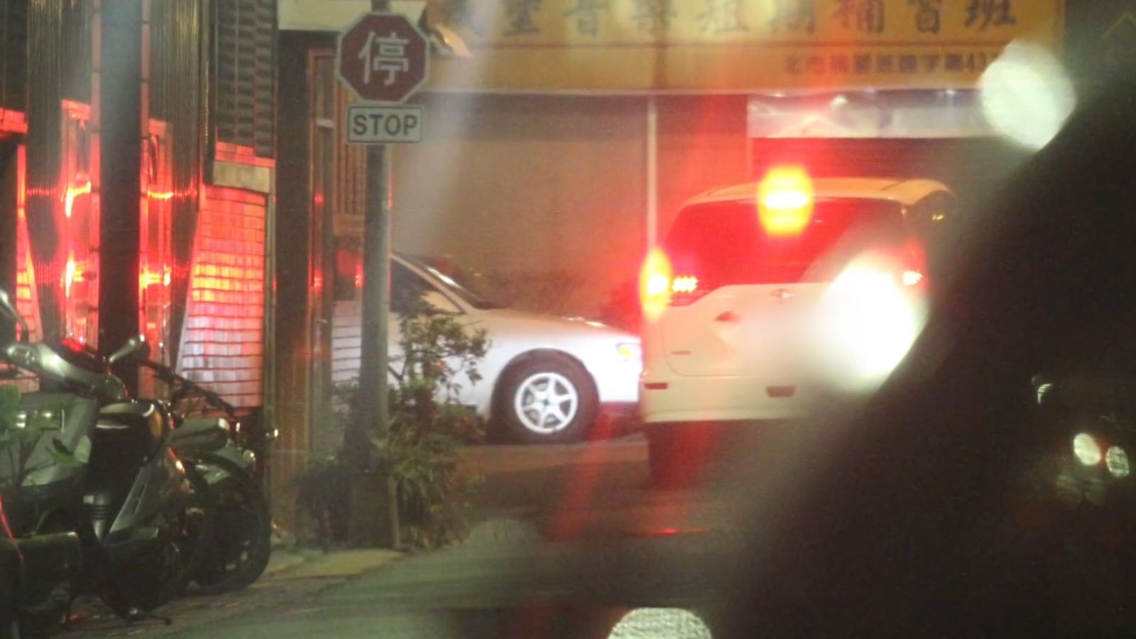 夜晚，蕭亞軒出動座車司機去載周湯豪到她家