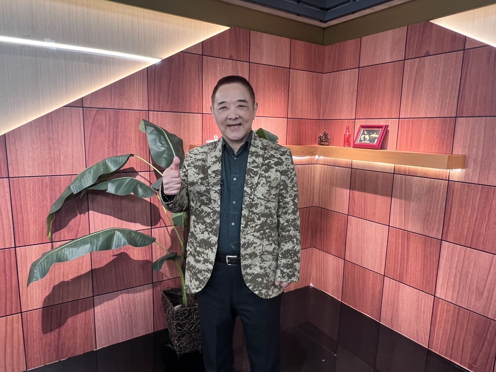藝人小亮哥登上《聚焦2.0》,透露長年受老花和白內障所苦,已近10年不敢開車。圖/年代