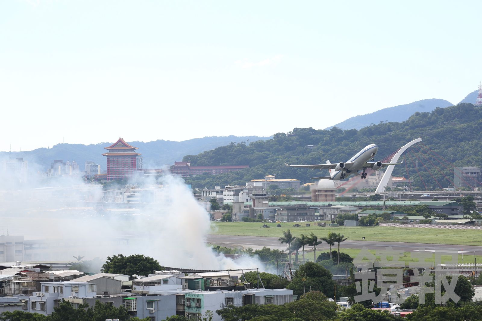 快訊／松山機場旁突發火警！資源回收廠燃燒搶救中