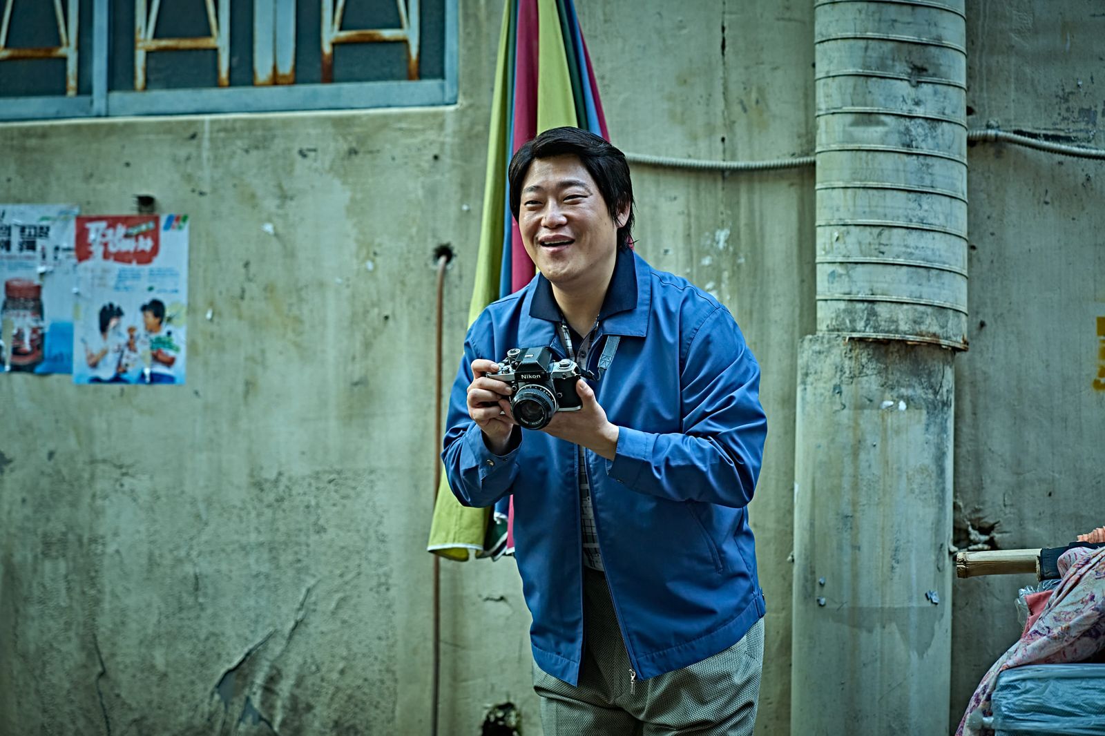 林成宰片中喜歡拿著相機拍照，也幫女主角申鉉彬拍下關鍵照片。壹壹喜喜提供