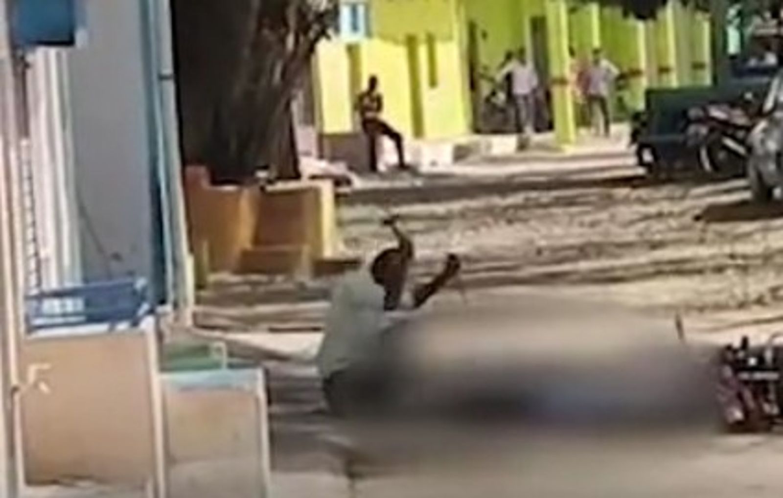 去妹妹家過節卻喪命！16歲少年半路「被鐵鎚打死」…兇手當場啃屍塊、喝人血